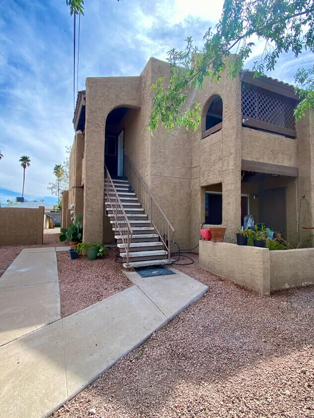 Primary Photo - 2211 E Cactus Rd