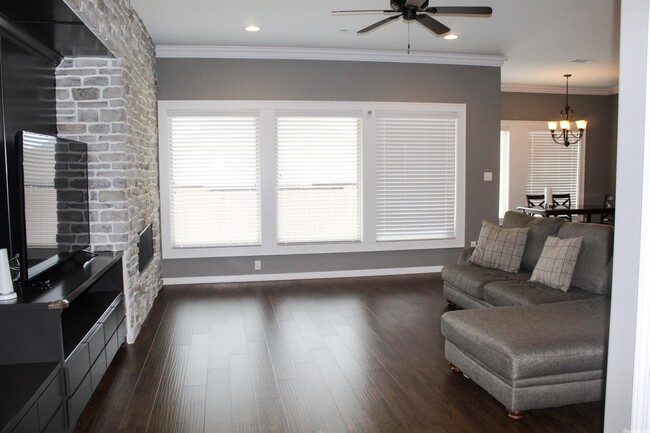 Building Photo - 2413 Ramond Ln