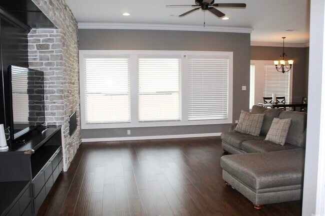 Foto del edificio - 2413 Ramond Ln