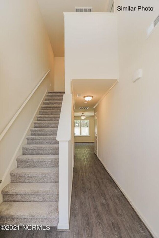 Foto del edificio - Townhome in Boyington W/GARAGE in Boyington Place!