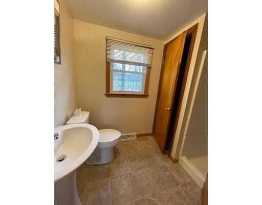 Building Photo - 12 Oak Hill Rd