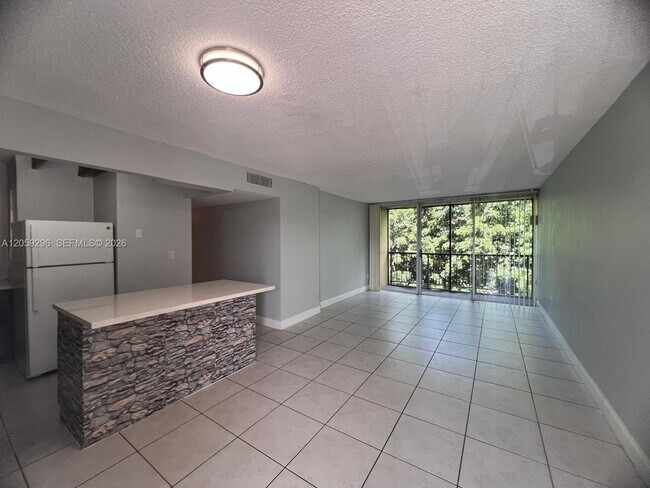 Foto del edificio - 8870 Fontainebleau Blvd