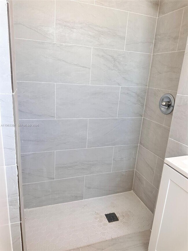 Foto del edificio - 956 NE 80th St