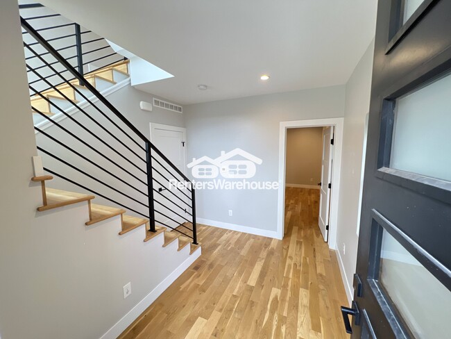 Building Photo - 1338 Perry St