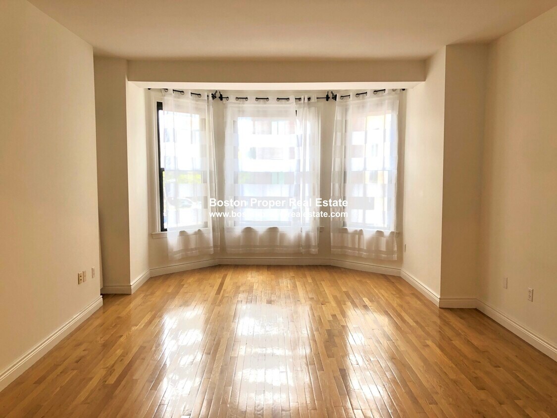 4 Charlesgate E, Boston, MA 02215 Condo for Rent in Boston, MA