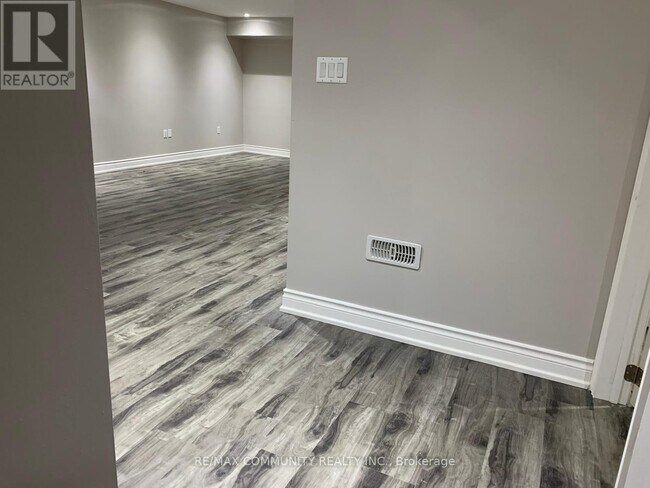 Photo du bâtiment - 1654 Irvine Scott St