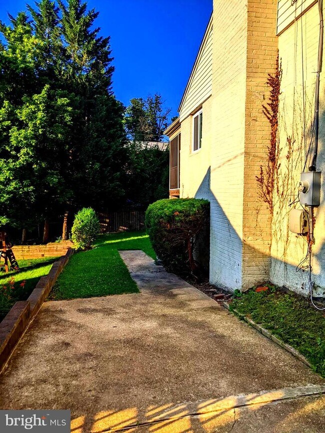 Foto del edificio - 2709 Navarre Dr