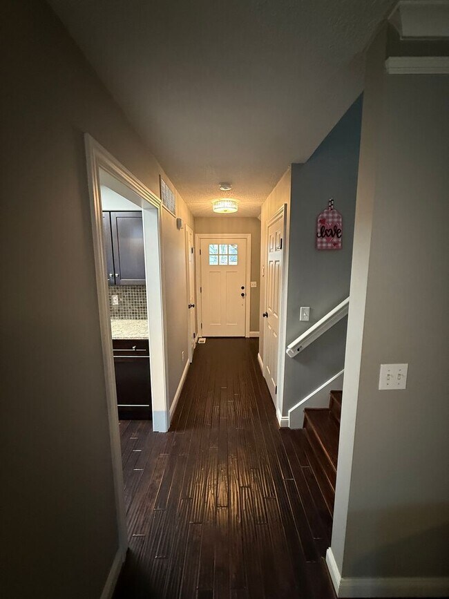 Foto del edificio - Stunning 3-Bed, 3.5-Bath Multi-Level Partially Furnished Townhome in Overland Park – Modern Updat...