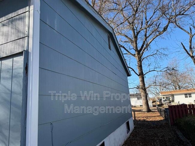 Foto del edificio - 1665 Queens Dr