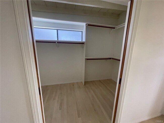 Building Photo - 160 La Brea St