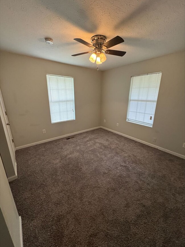 Building Photo - Downtown Living! 1 Bedroom, 1 Bathroom Hom...