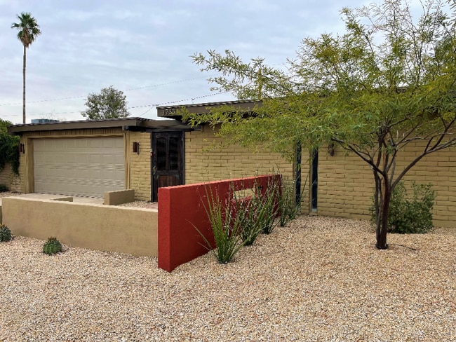 Building Photo - 3733 E Poinsettia Dr