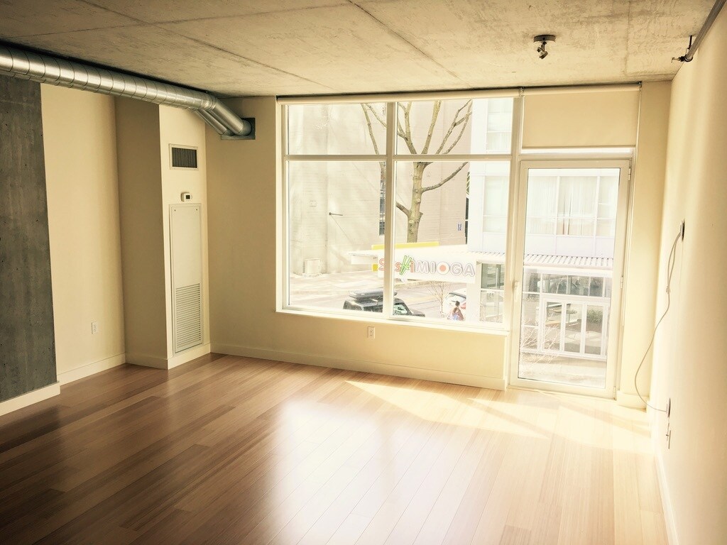 Light-filled condo with open view - 1926 W Burnside St