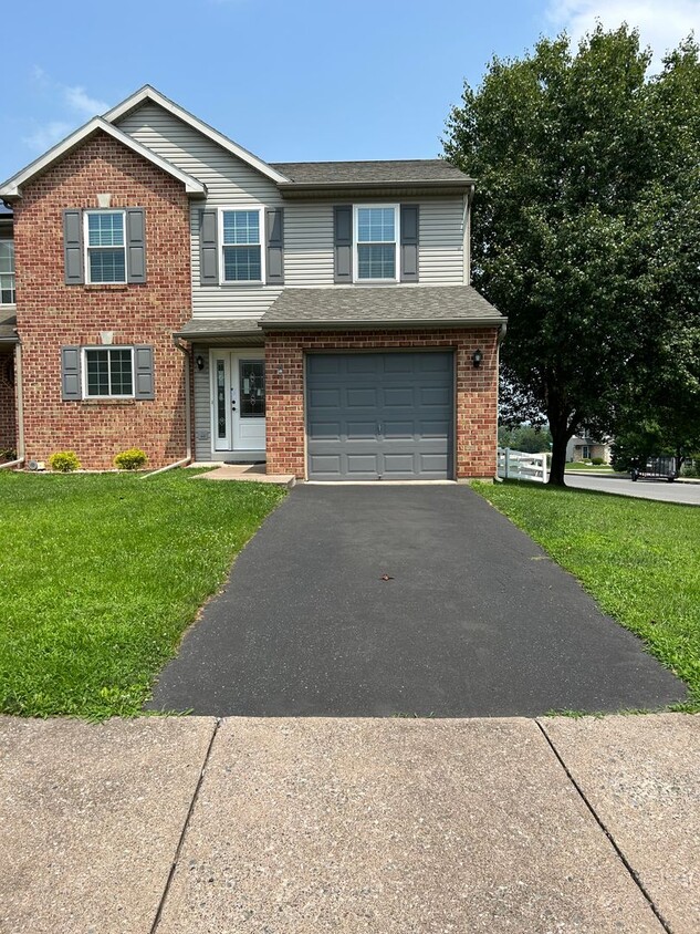 Foto principal - New Listing Alert! End unit Townhome in Pe...