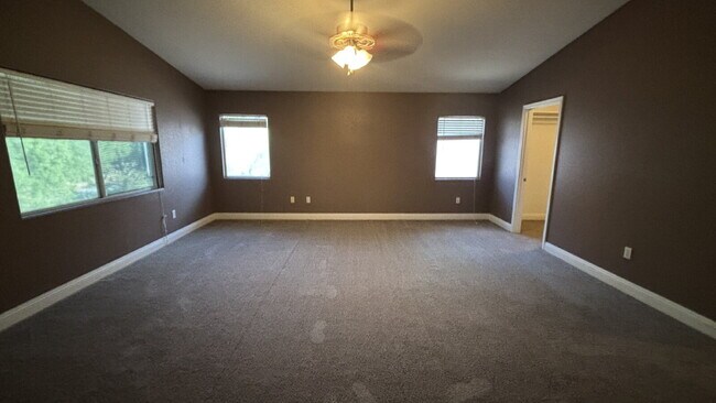 Foto del edificio - 2 Story, 4 Bed, 2.5 Bath in Southwest