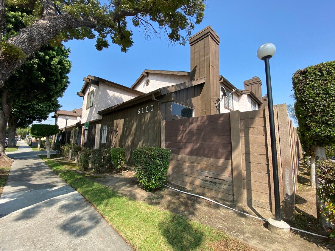 6100 Arbutus Ave Unit 17, Huntington Park, CA 90255 Condo for Rent in Huntington Park, CA