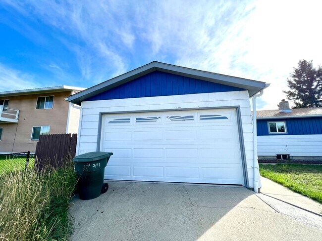 Foto del edificio - Pet Friendly 3 Bed 2 Bath Single Family Home With Large Garage!