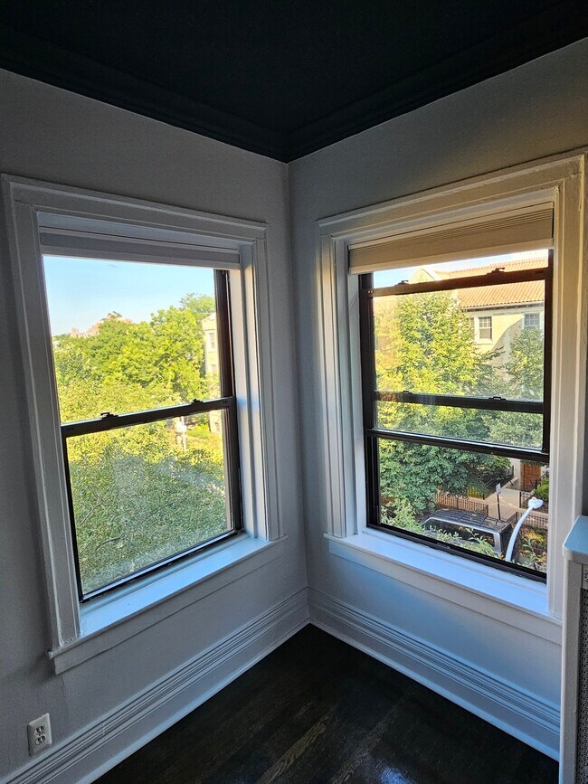 Foto del edificio - 539 W Brompton Ave