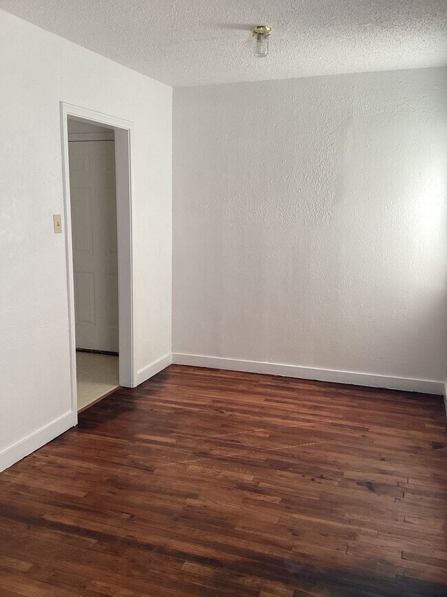 Building Photo - Located in Portales! Spacious 1 Bed Apartment