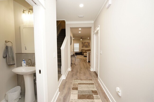 Foto del edificio - Newer Townhome Conveniently Located Near E...