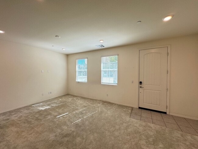 Foto del edificio - Beautiful 3Bd/2.5Ba Home in Gated Prado Co...