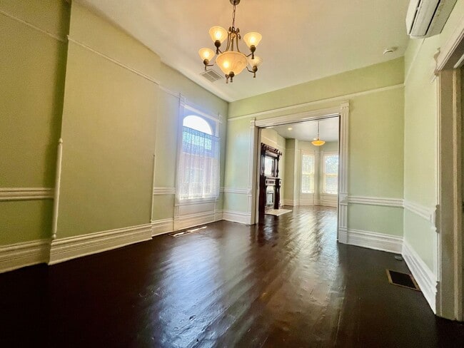 Building Photo - Victorian Charm in Jefferson Park