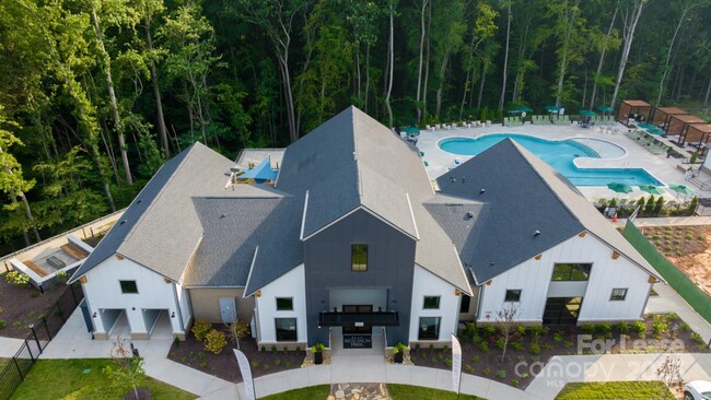 Building Photo - 5200 Oxford Pond Dr