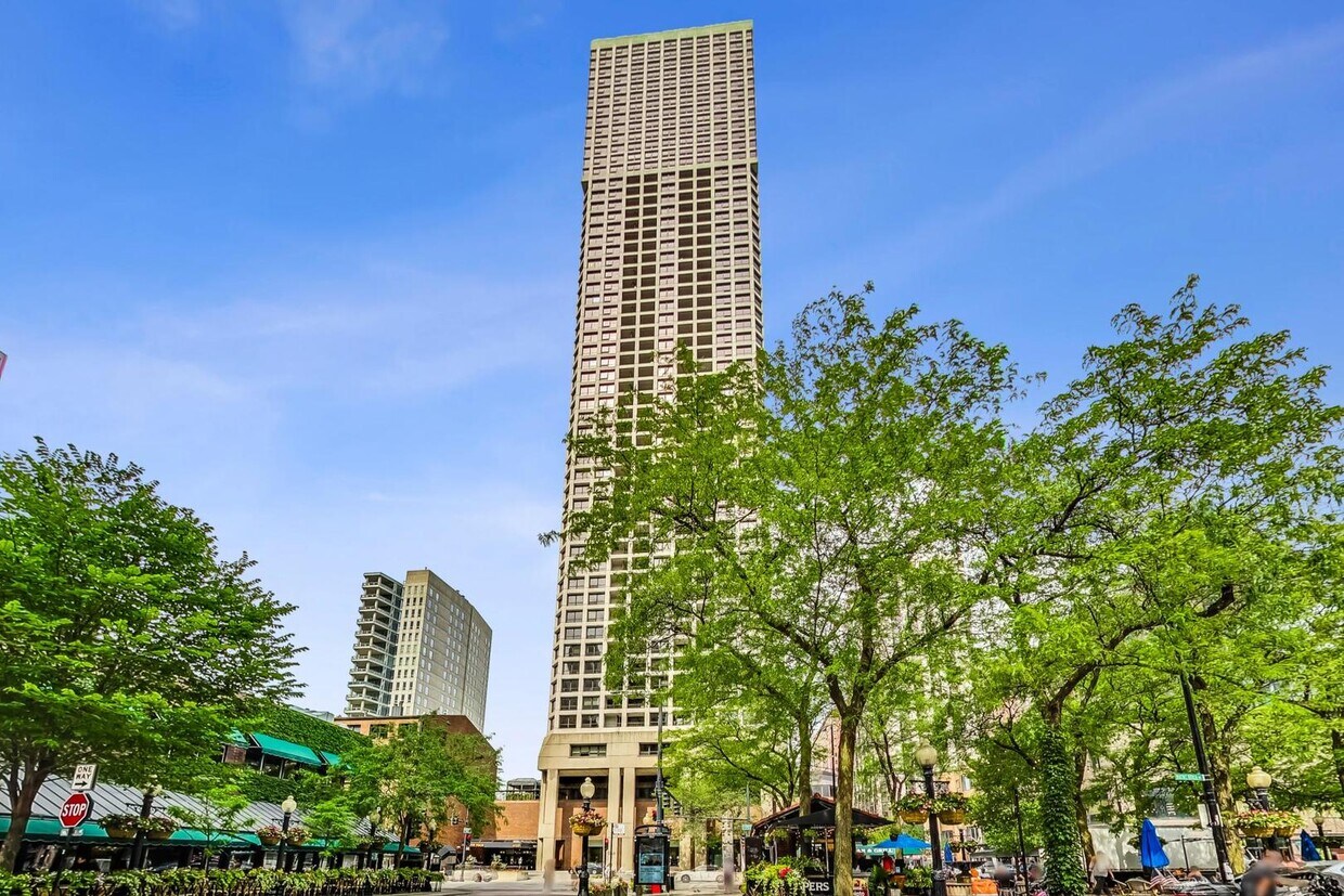Foto principal - 1030 N State St