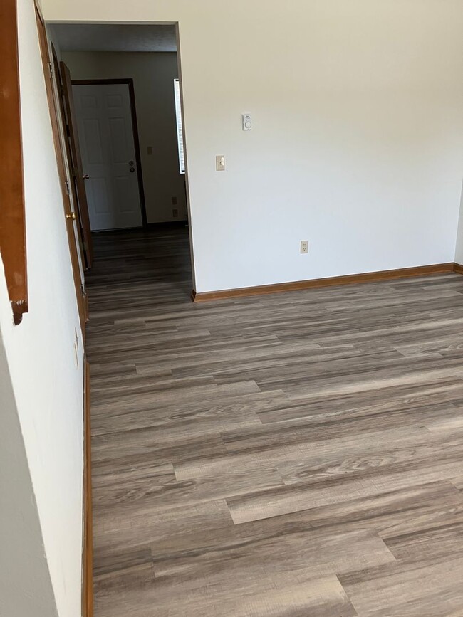Building Photo - Troy Crossing - 2 Bedroom & 1.5 Bath Townh...