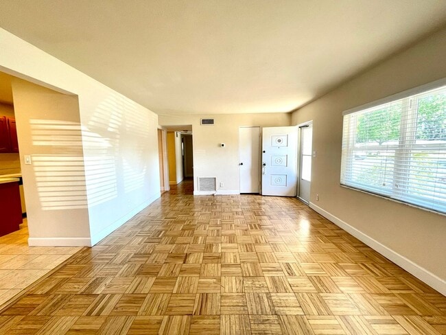 Foto del edificio - Cute 2/1.5 Quaint Bungalow with Single Garage in Winter Park right off Lee Road!