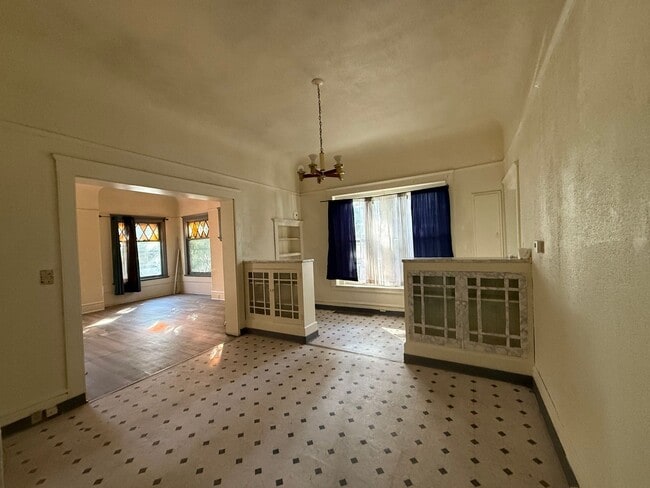 Building Photo - 1123 N Commerce St