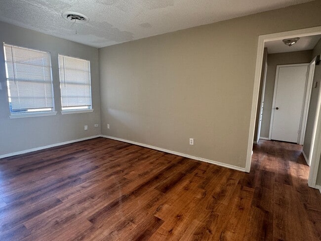 Building Photo - 4626 NW Ozmun Ave