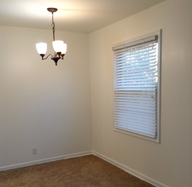 Building Photo - 690 Robinwood Dr