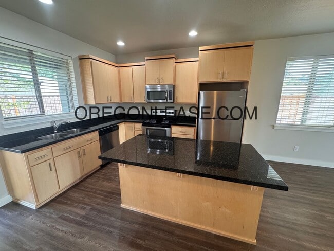 Building Photo - 3 bedroom 2.5 bath townhouse in Cal Young ...