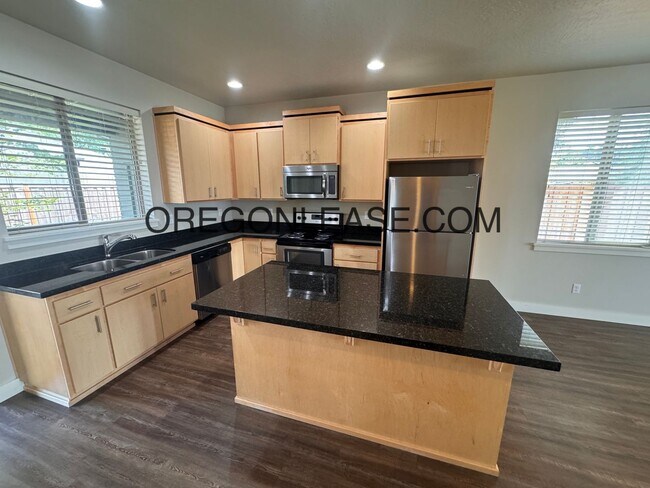 Foto del edificio - 3 bedroom 2.5 bath townhouse in Cal Young ...