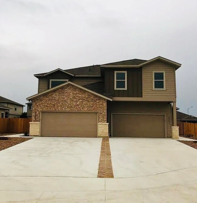 Building Photo - 2249 Avery Village