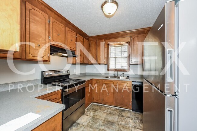 Building Photo - Lovely Three Bedroom
