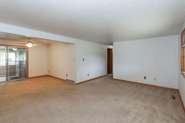 Foto del edificio - 3 Bedroom Brick Ranch in Loveland