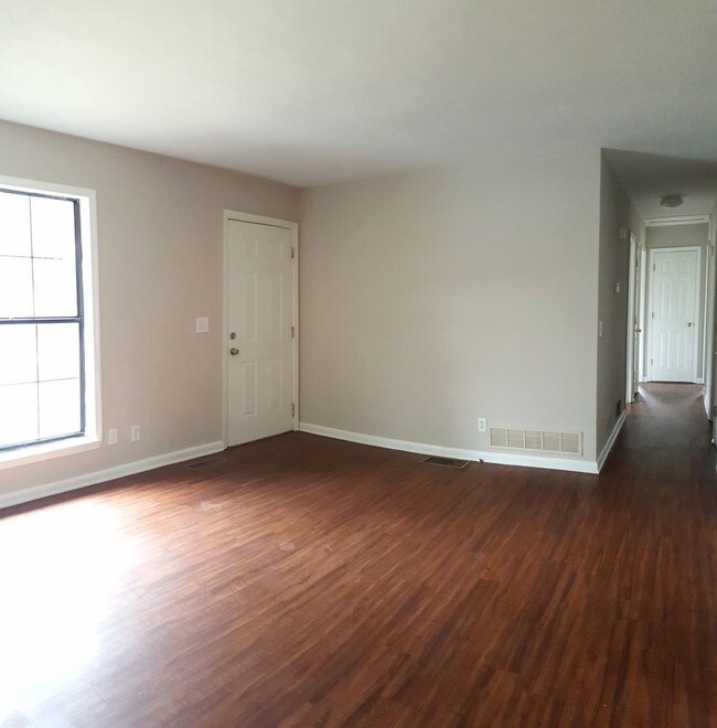 Building Photo - 225 Pine Hill Dr