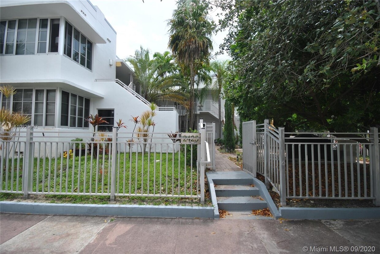 Primary Photo - 2425 Flamingo Pl