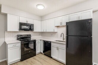 Building Photo - 639 Riverview Dr