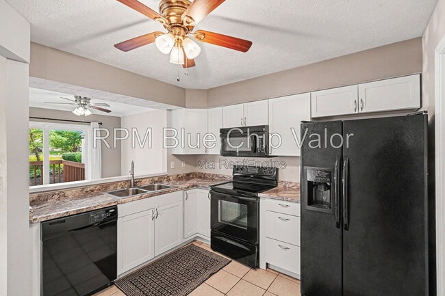Building Photo - 5290 Bay Pointe Dr