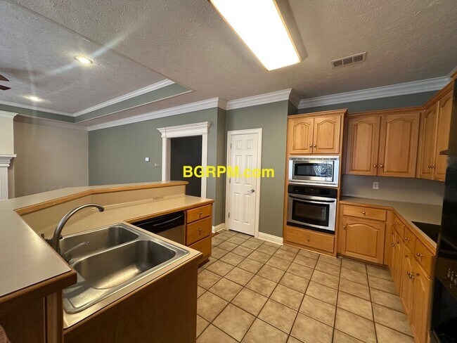 Building Photo - 3 Bed 2 Bath