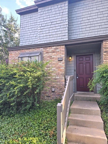 Foto del edificio - 7122 Wood Hollow Dr