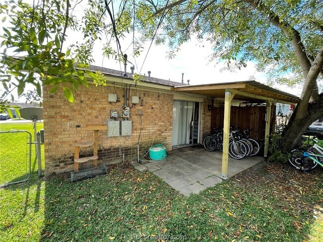 Foto del edificio - 1521 Hillside Dr