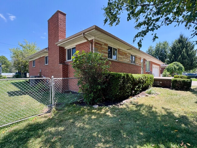 Building Photo - 2044 Arcola St