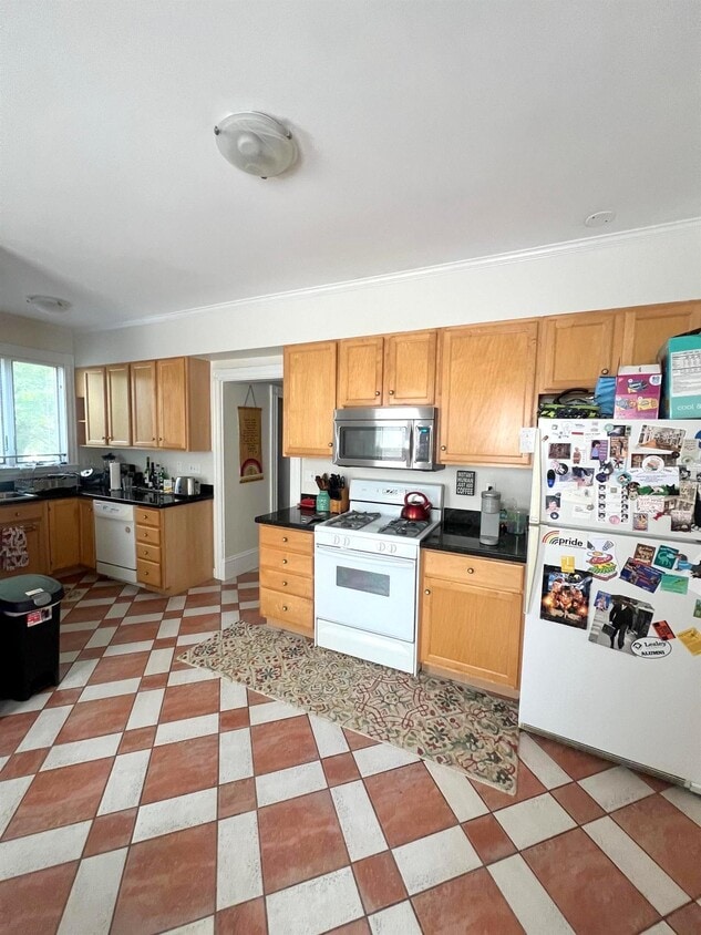 Primary Photo - 82 Holland St