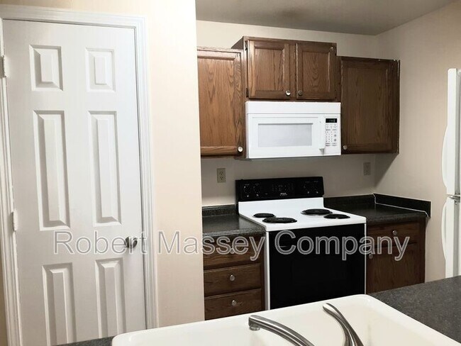 Building Photo - 3307 Colonial Manor Cir