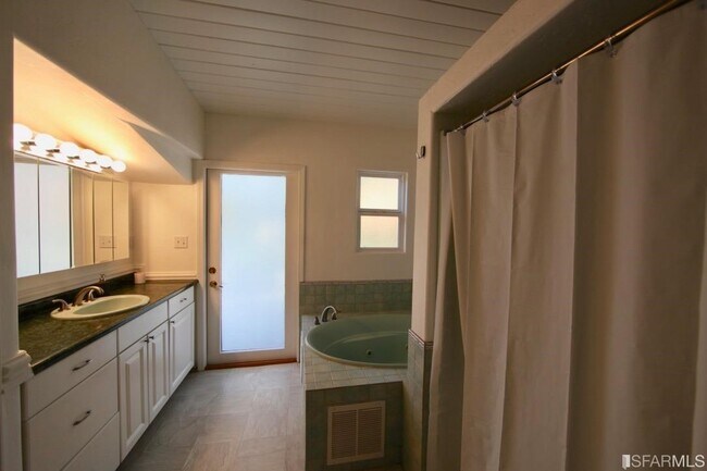 Building Photo - 96 Corona Way