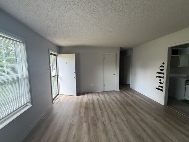 Building Photo - 905 Maple Dr